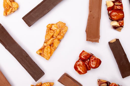 Assortiment de pralinés et chocolats sur fond blanc, mettant en valeur des textures et des saveurs variées.